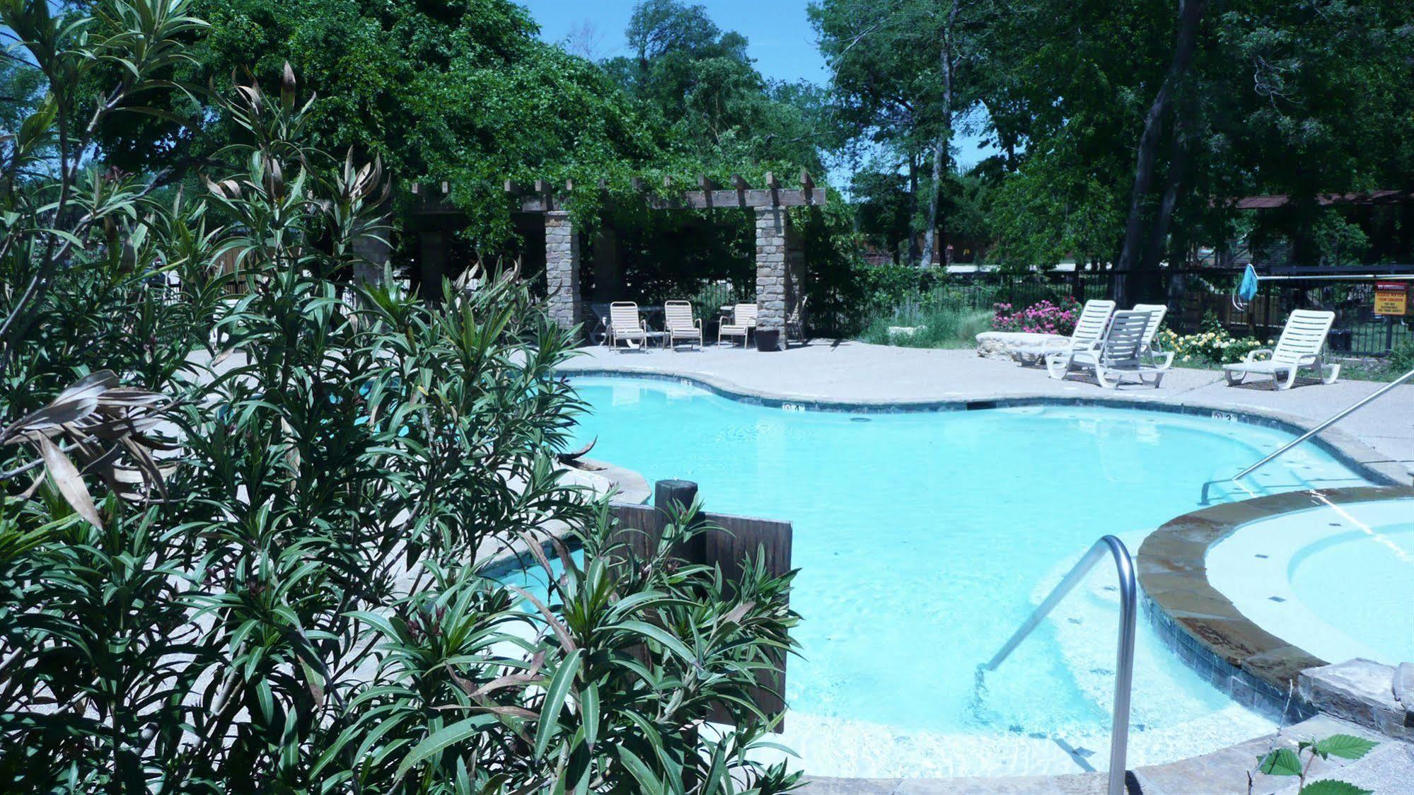 Rustic Creek Ranch Resort At North Jellystone Park バーレソン エクステリア 写真