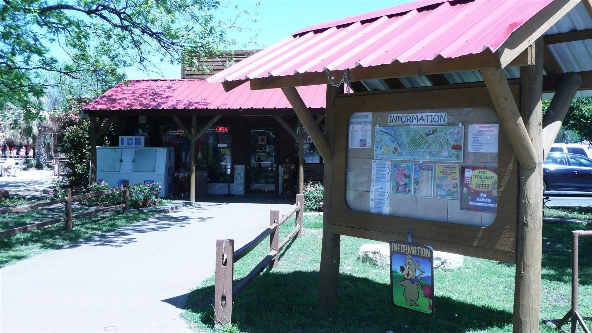 Rustic Creek Ranch Resort At North Jellystone Park バーレソン エクステリア 写真
